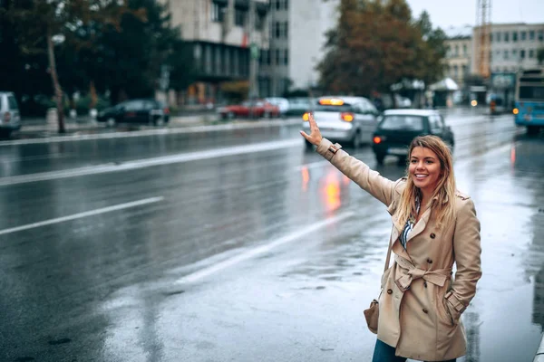 Beautiful Girl Calling Cab Rainy Day — Stock Photo, Image