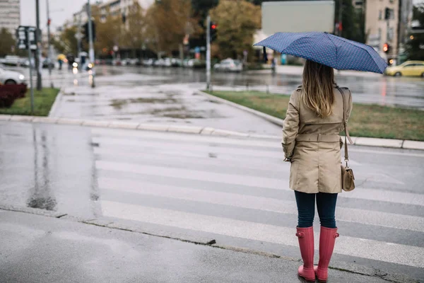 市では 雨の日に彼女の傘の下で一人で立って若い女性 — ストック写真