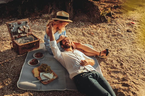 Schönes Paar Genießt Picknick Sonnenuntergang — Stockfoto