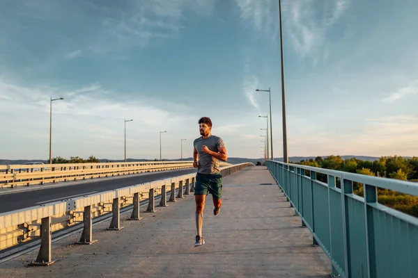 在桥上奔跑的运动员 — 图库照片