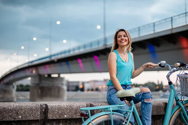 Photo Smiling Woman Resting Cycling — Stock Photo, Image