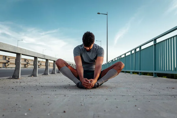 Idrottsman Man Stretching Benen Utomhus — Stockfoto