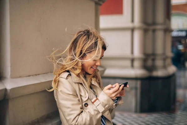 Hermosa Mujer Mensajes Texto Teléfono Día Lluvioso — Foto de Stock