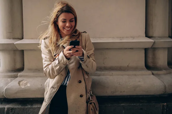 Mooie Vrouw Sms Telefoon Een Regenachtige Dag — Stockfoto