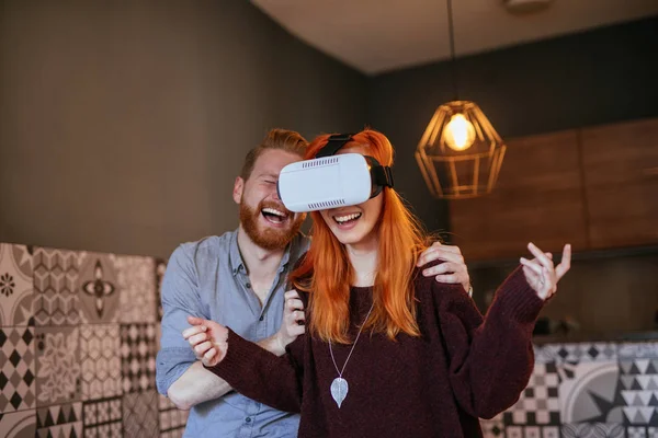 Pareja Joven Divirtiéndose Casa Con Auriculares Realidad Virtual — Foto de Stock