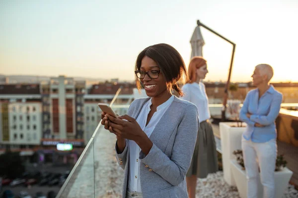 Aantrekkelijke Afro Amerikaanse Zakenvrouw Sms Telefoon — Stockfoto