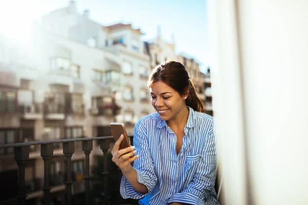 Hermosa Mujer Mensajes Texto Teléfono Mientras Está Sentado Balcón — Foto de Stock