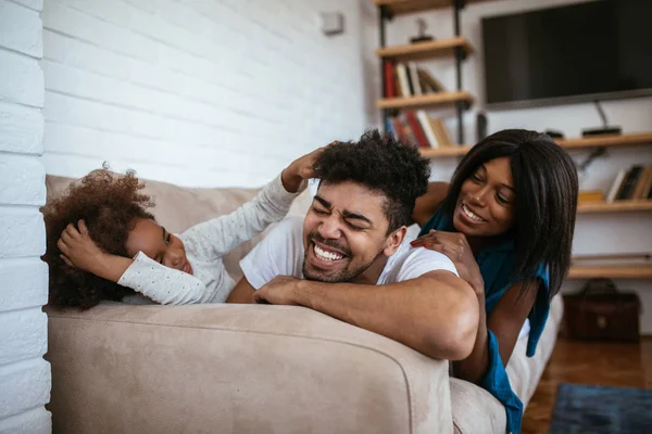 家で家族と過ごす時間を楽しんで幸せなアフリカ系アメリカ人の家族 — ストック写真