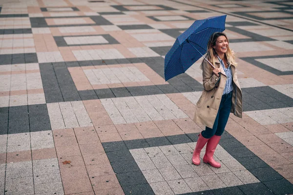 雨の中で傘を持って美しい幸せな女 — ストック写真