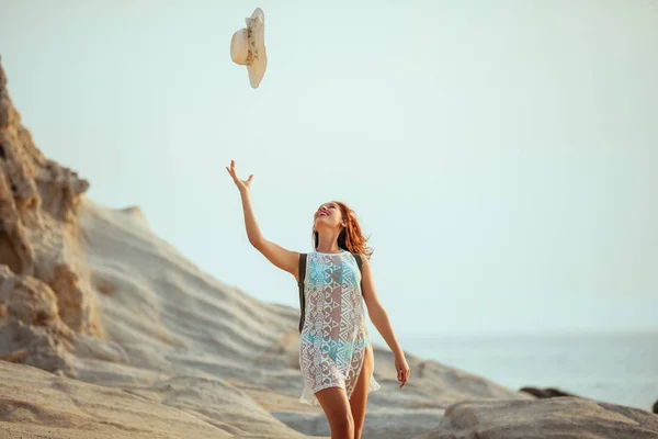 Shot Young Woman Throwing Hat Air While Walking Ocean — Stock Photo, Image