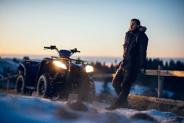 Retrato Jovem Explorando Montanha Com Sua Moto Quad — Fotografia de Stock