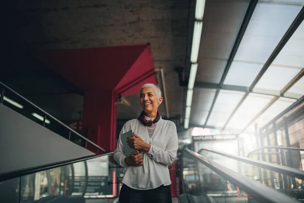 Una Professionista Anziana Che Prende Metro Rivedere Suoi Appunti Prima — Foto Stock