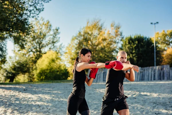 Una Joven Mujer Forma Hermosa Está Entrenando Con Entrenador Personal — Foto de Stock