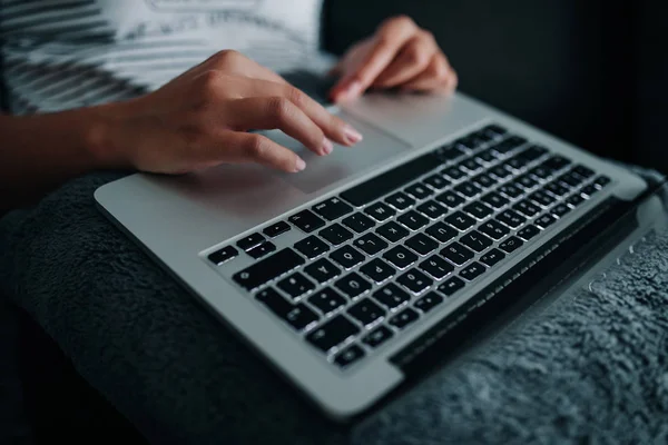 Uma Jovem Mulher Digitando Seu Laptop Partir Conforto Sua Sala — Fotografia de Stock