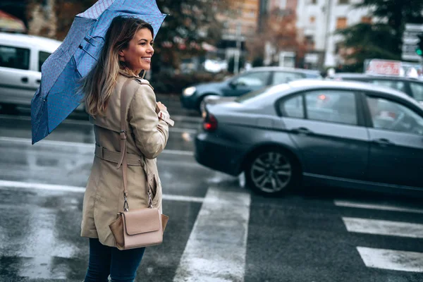 Mooie Vrouw Met Paraplu Een Regenachtige Dag — Stockfoto