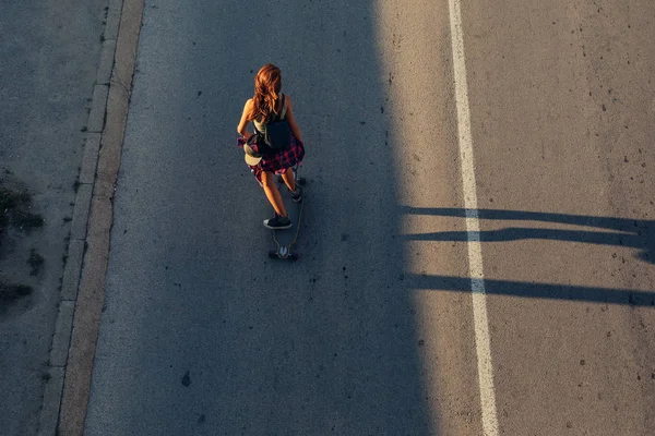 Выстрел Сверху Молодой Женщины Катающейся Скейтборде Дороге — стоковое фото