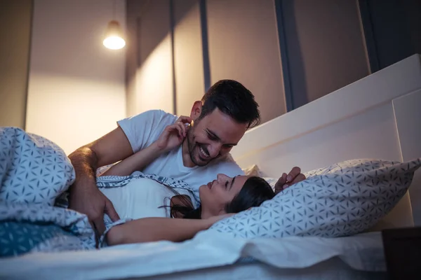 Ung Man Försöker Kyssa Sin Bättre Hälft Just Före Sänggåendet — Stockfoto