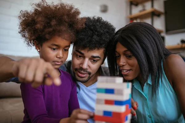 Família Afro Americana Divertindo Jogando Jenga Casa — Fotografia de Stock