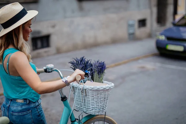 Photo Young Woman Pulling Her Bicycle Basket Full Lavenders — Stock Photo, Image