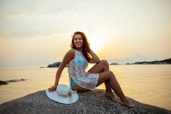 Улыбающаяся Молодая Женщина Сидит Скале Океана Наслаждается Летом — стоковое фото