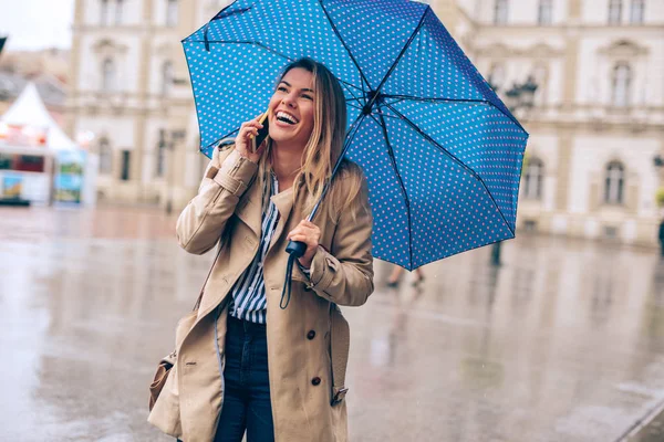 Uśmiechający Się Młoda Kobieta Trzymającego Parasolkę Rozmowy Telefon Komórkowy — Zdjęcie stockowe