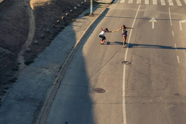 Twee Vrienden Plezier Paardrijden Skateboards Buitenshuis — Stockfoto