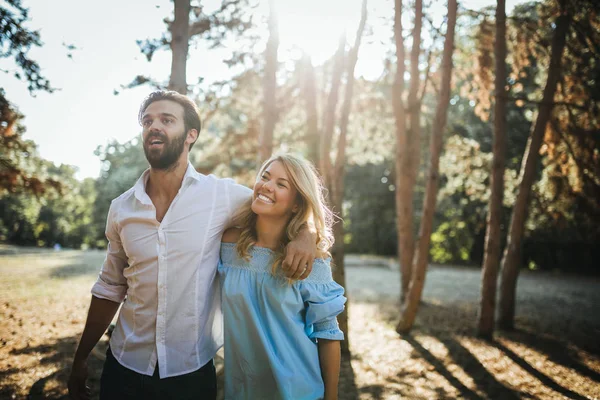 Retrato Jovem Casal Gostando Caminhar Natureza — Fotografia de Stock