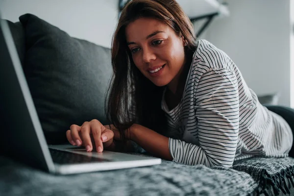 Feche Foto Uma Jovem Sorridente Usando Laptop Casa Enquanto Estava — Fotografia de Stock