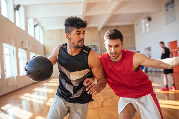 Tiro Jóvenes Jugadores Baloncesto Étnico Que Practican Para Juego Escuela —  Fotos de Stock