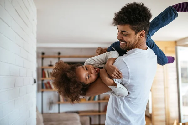 Schattige Afro Amerikaanse Jongen Spelen Met Haar Papa — Stockfoto