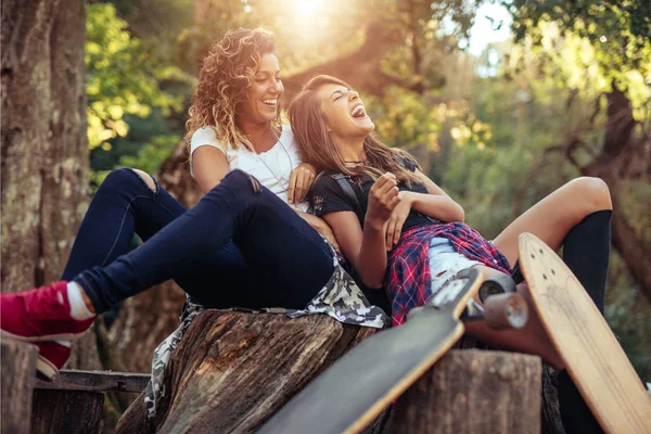 Gelukkig Schaatsers Met Plezier Samen Buiten — Stockfoto