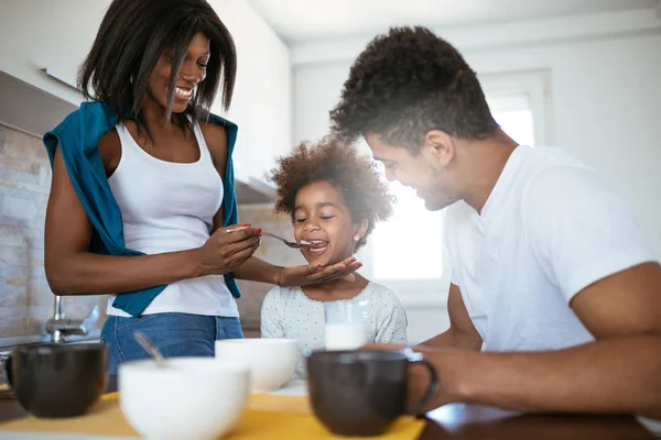 Familie Hechting Tijdens Het Ontbijt — Stockfoto