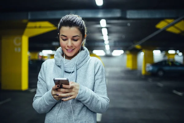 Aufnahme Einer Sportlerin Die Musik Hört Und Ihr Handy Benutzt — Stockfoto