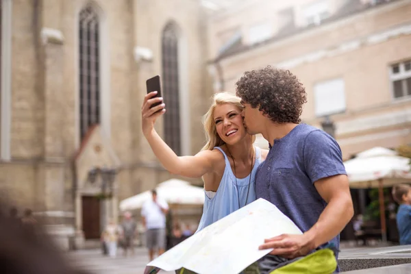 광장에는 Selfie를 부부의 초상화 — 스톡 사진