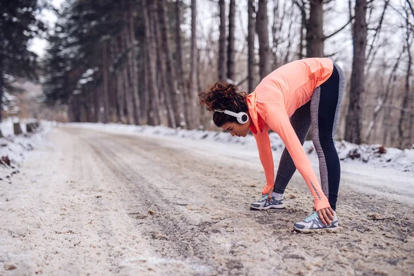 Γυναίκα Αθλητής Ακούγοντας Μουσική Και Κάνουμε Κάποιες Ασκήσεις Stretching Χειμώνα — Φωτογραφία Αρχείου