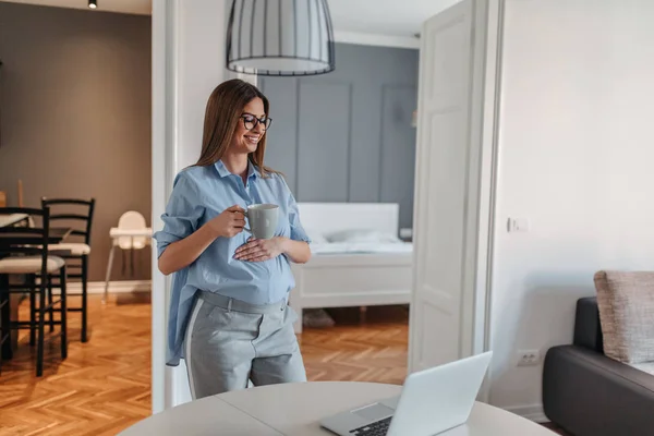 Sonriendo Mujer Embarazada Bebiendo Café Casa — Foto de Stock