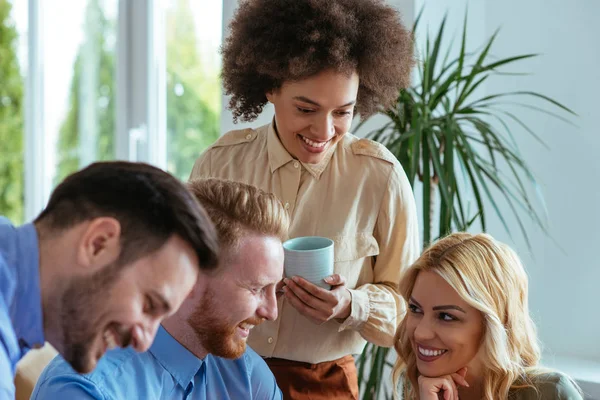 Close Photo Friends Enjoying Spending Day Together Talking — Stock Photo, Image