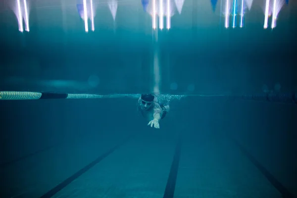 Fiatal Sportos Férfi Úszás Medencében Vége Felé — Stock Fotó