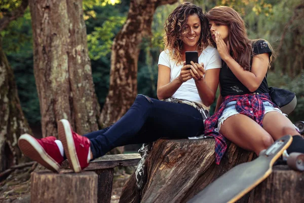 Twee Jonge Vrouw Socialiseren Buitenshuis — Stockfoto