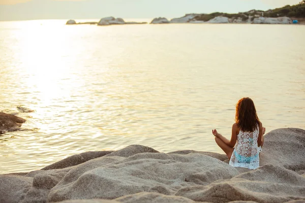 Shot Young Woman Meditating Early Morning Sea — Stock Photo, Image