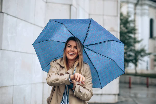 Młoda Kobieta Zadowolony Czekając Kogoś Wyjątkowego Pod Jej Niebieski Parasol — Zdjęcie stockowe