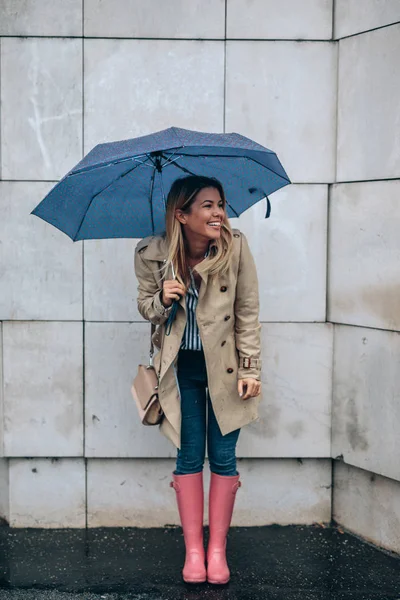 都市屋外の傘を持った女性の完全な長さの肖像画 — ストック写真