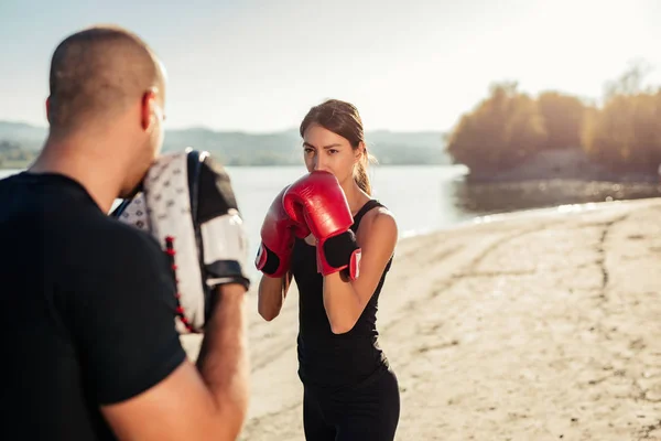 Young Athletic Women Waiting Right Opportunity Punch Her Trainer — Stock Photo, Image