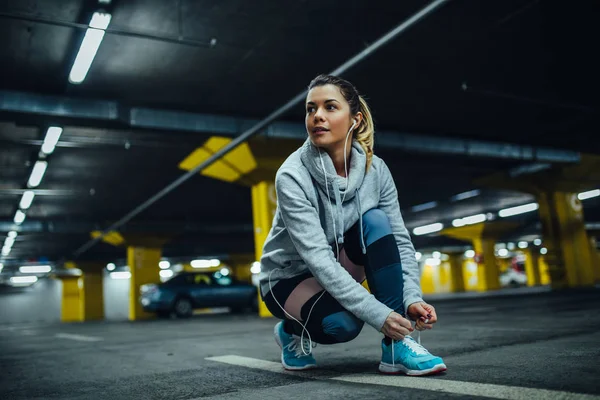 Een Sportieve Jongedame Koppelverkoop Haar Schoenen Tijdens Een Training — Stockfoto