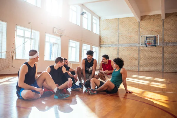 Giocatori Basket Seduti Sul Campo Parlare — Foto Stock