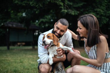 Mutlu çift ile onların köpek vaktinizi.