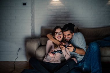 Genç çiftin birlikte evde video oyunları oynarken atış.