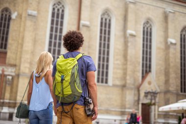 Genç çift şehri keşfetmek kadeh.