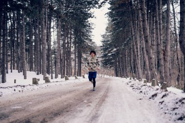 Tam uzunlukta bir kararlı sporcu adam içinde belgili tanımlık kış portresi.