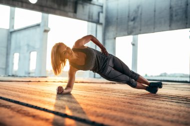 Açık havada çalışan kararlı sporcu kadın.